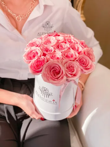 Finest FlowerBox Pink Roses