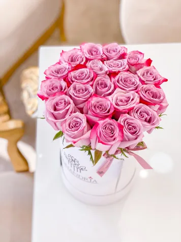 Finest FlowerBox Pink Roses