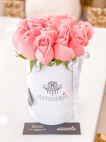Finest FlowerBox Pink Roses