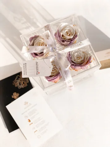 4 Rosas Preservadas en Caja Acrílica