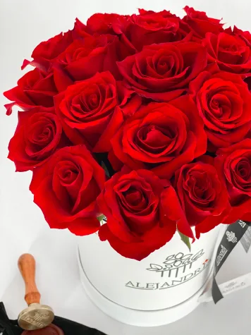 Finest FlowerBox Red Roses
