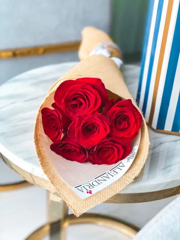 Ramo formato "Bouquet" 6 Red Roses