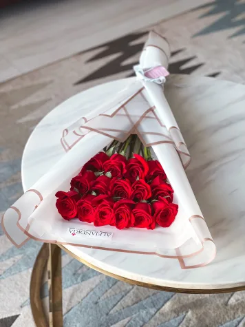 Ramo Minimalista 15 Rosas Rojas en papel