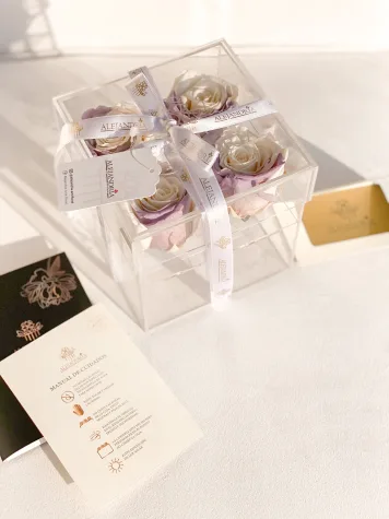4 Rosas Preservadas en Caja Acrílica